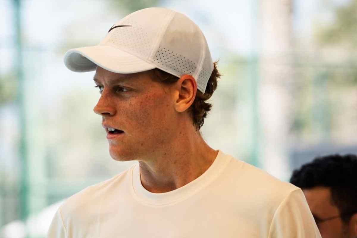 Jannik Sinner con lo sguardo perplesso