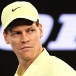 Jannik Sinner con lo sguardo perplesso durante un match