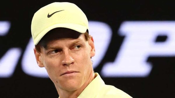 Jannik Sinner con lo sguardo perplesso durante un match
