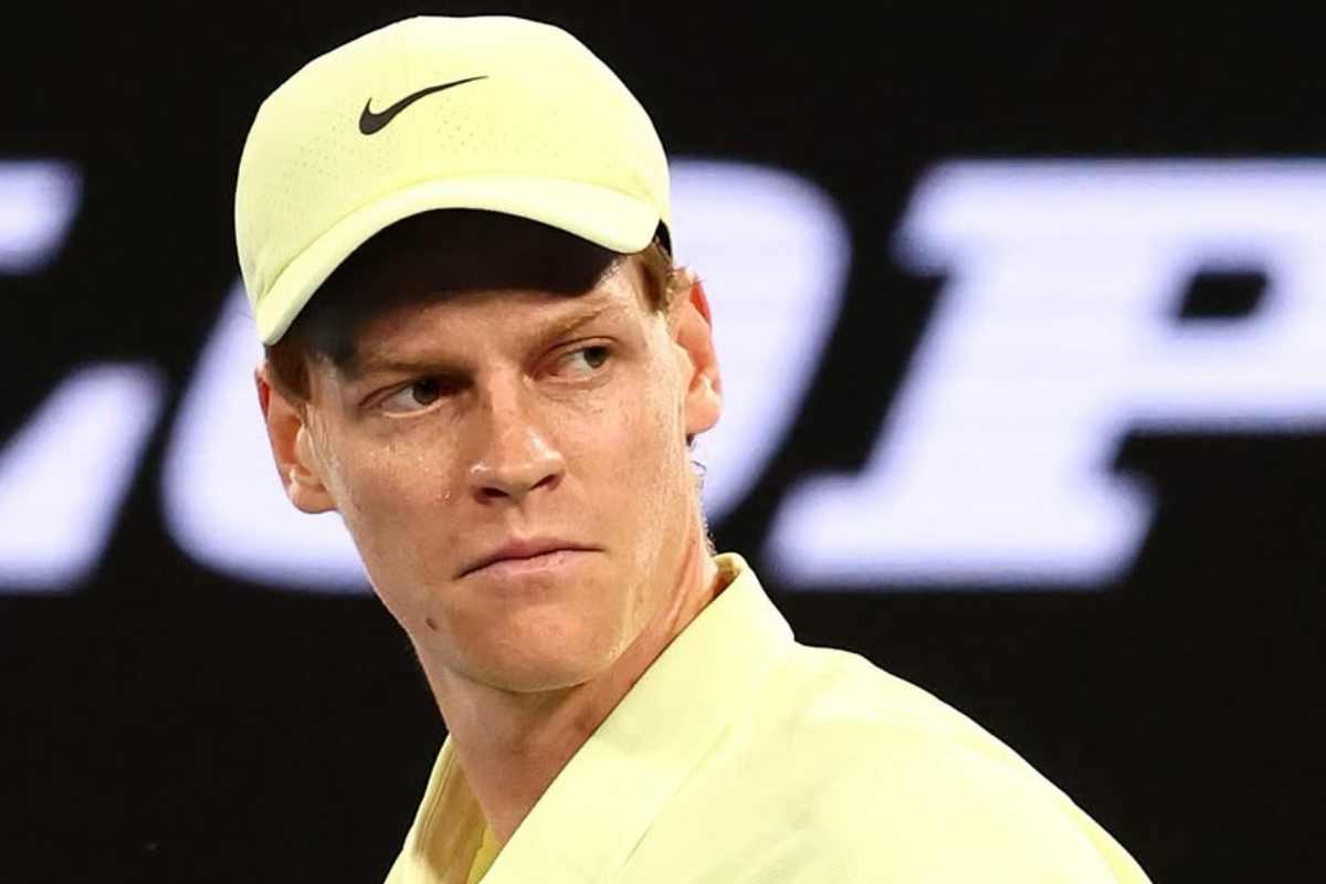 Jannik Sinner con lo sguardo perplesso durante un match