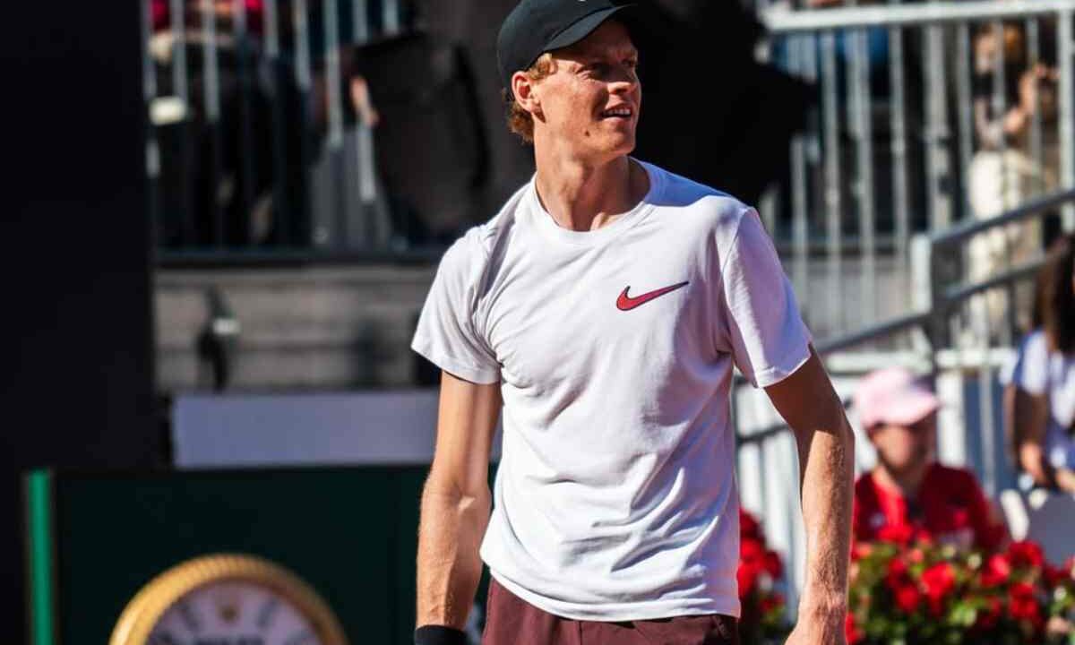 Jannik Sinner sorride in campo