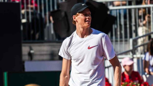 Jannik Sinner sorride in campo