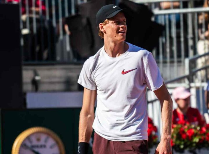 Jannik Sinner sorride in campo