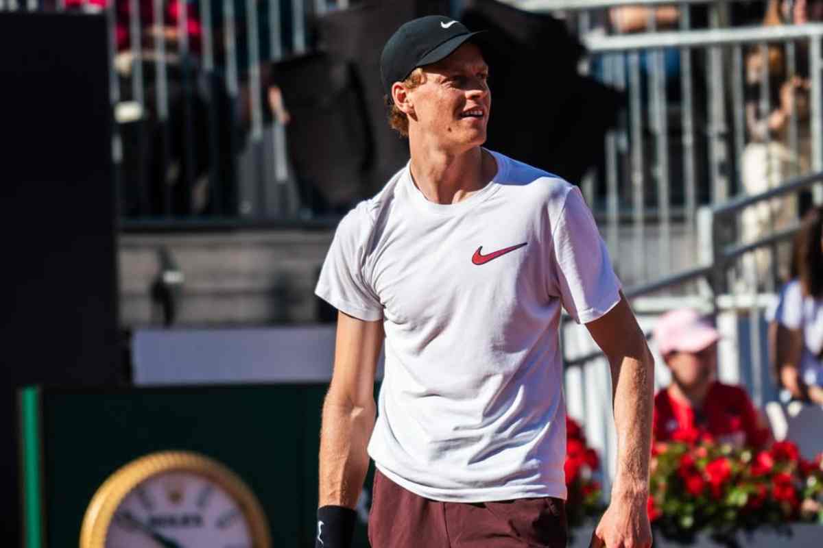 Jannik Sinner sorride in campo