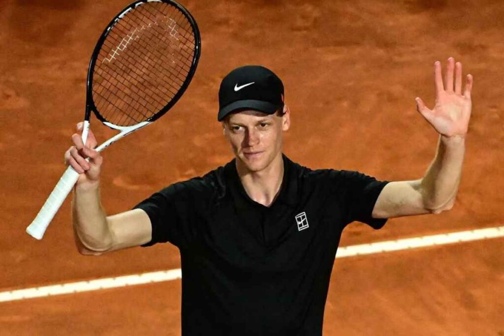 Jannik Sinner alza le braccia al cielo