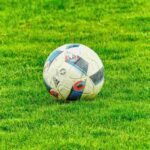 Pallone su un campo di calcio