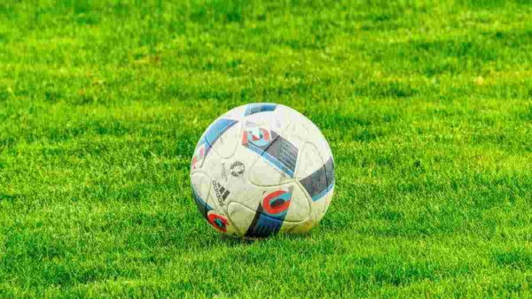 Pallone su un campo di calcio