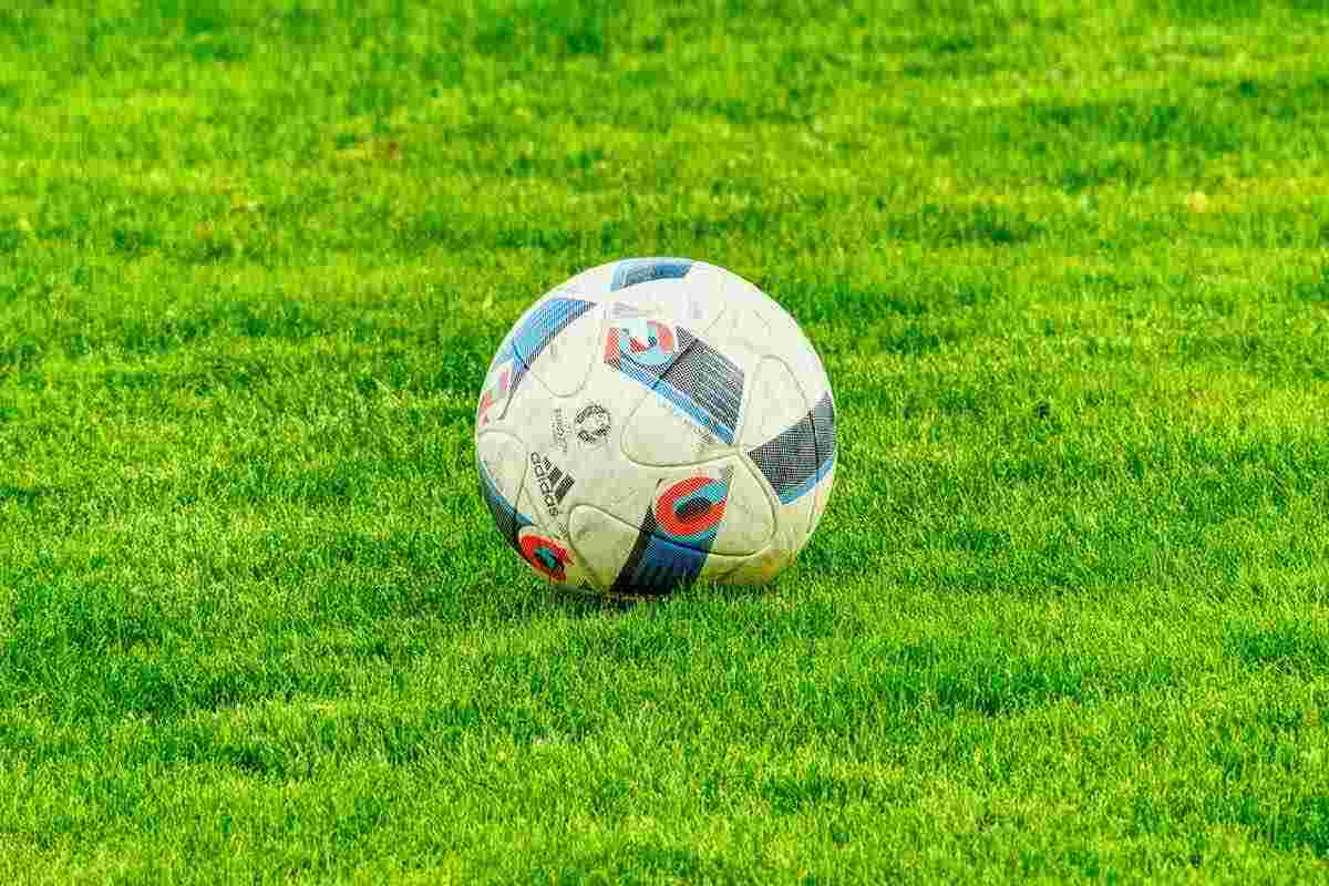 Pallone su un campo di calcio