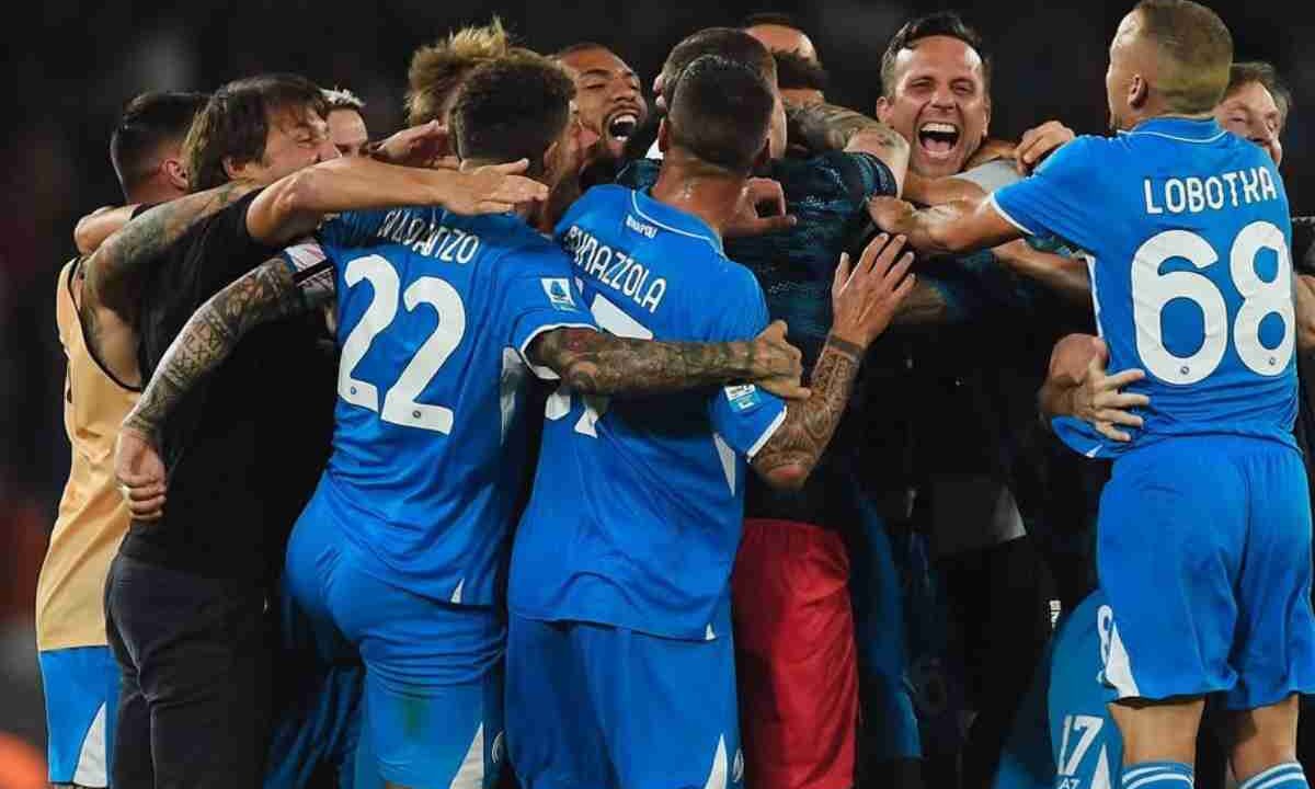 Antonio Conte esulta con i giocatori del Napoli