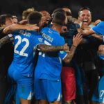 Antonio Conte esulta con i giocatori del Napoli