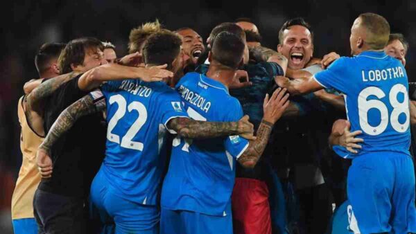 Antonio Conte esulta con i giocatori del Napoli