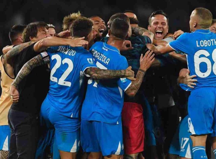 Antonio Conte esulta con i giocatori del Napoli