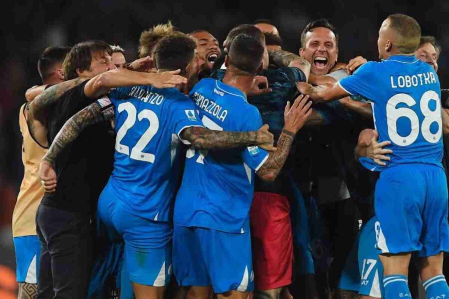 Antonio Conte esulta con i giocatori del Napoli