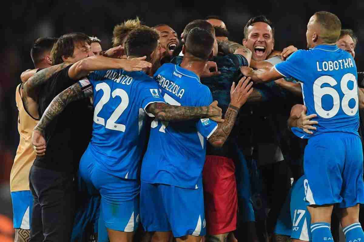 Antonio Conte esulta con i giocatori del Napoli