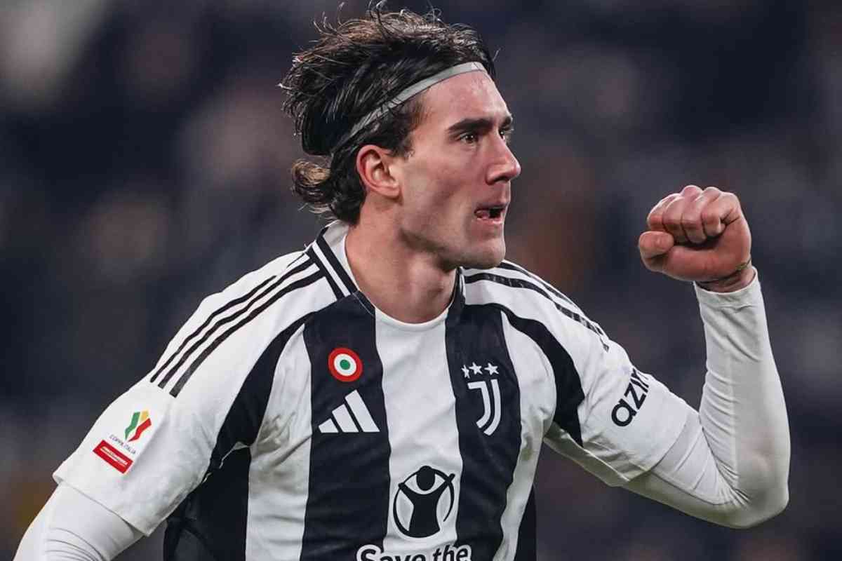 Vlahovic esulta dopo un gol