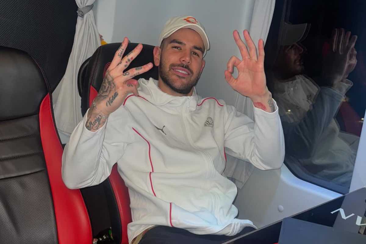 Theo Hernandez in aereo