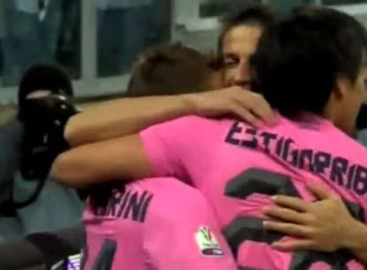 Giocatori della Juve esultano dopo un gol