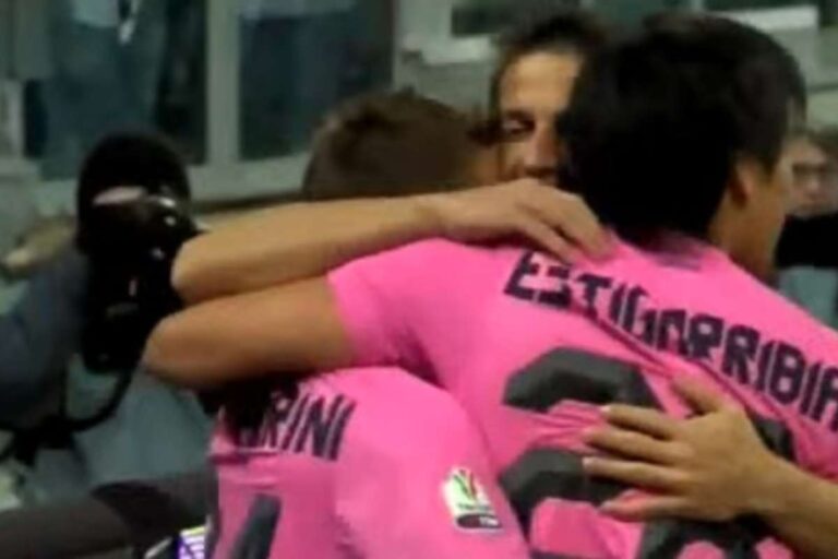 Giocatori della Juve esultano dopo un gol