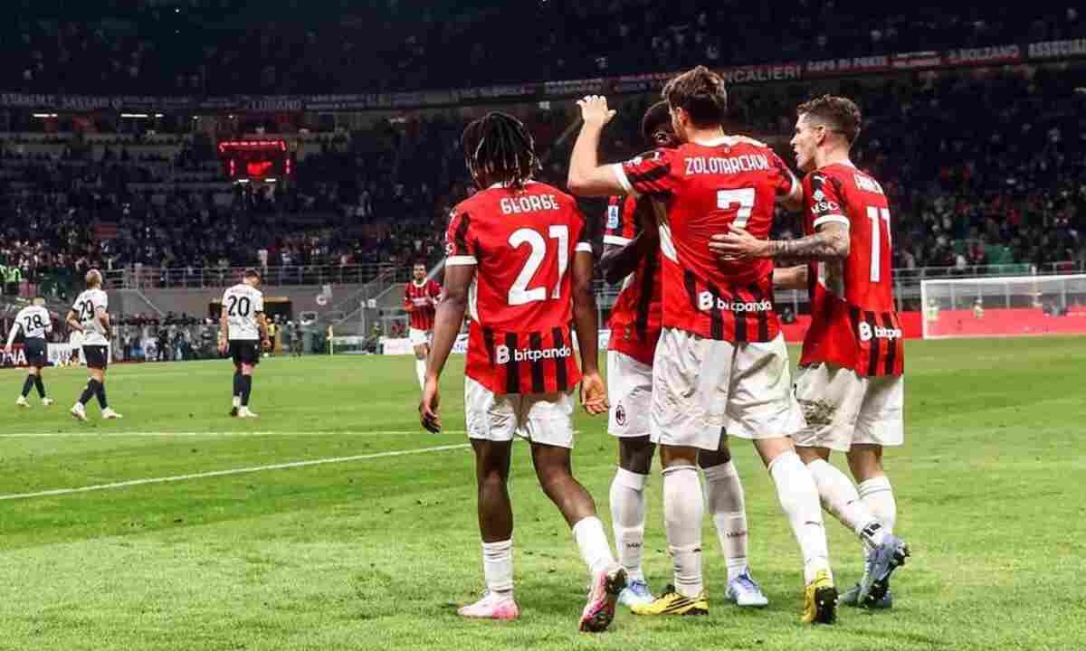 Giocatori del Milan esultano dopo un gol