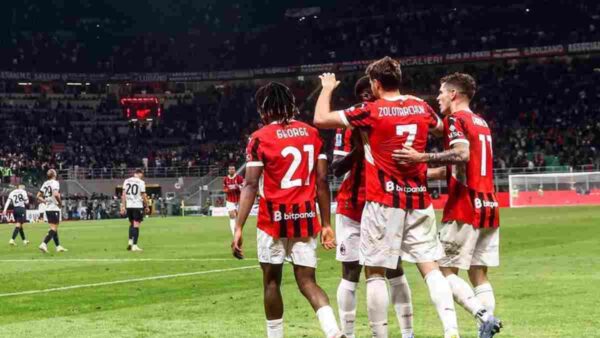 Giocatori del Milan esultano dopo un gol