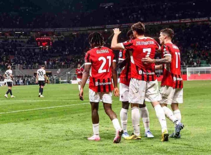 Giocatori del Milan esultano dopo un gol