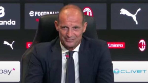 Max Allegri sorride in conferenza
