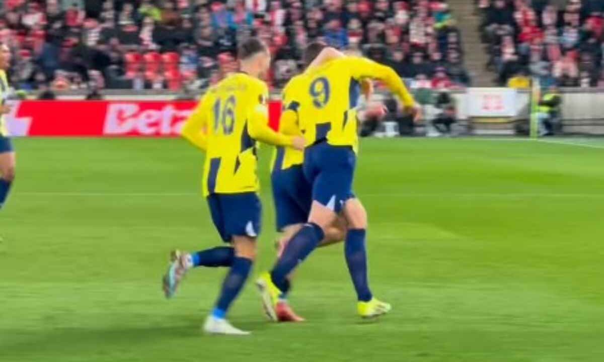 Giocatori del Fenerbahce esultano dopo un gol