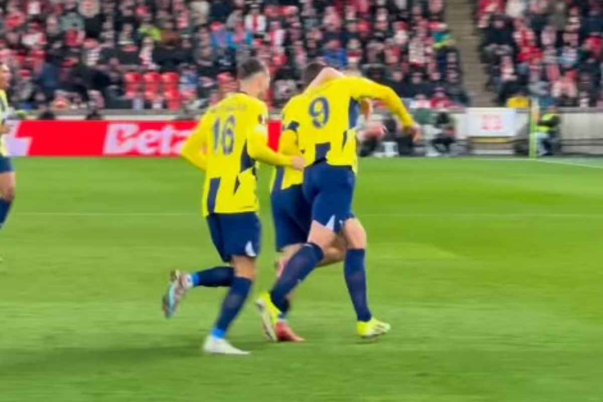 Giocatori del Fenerbahce esultano dopo un gol