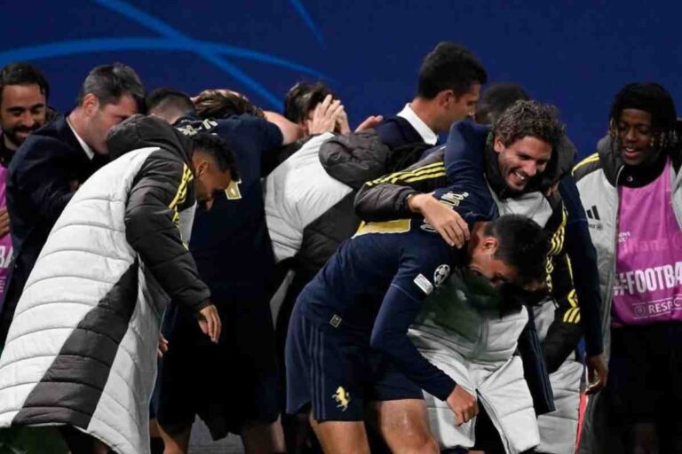 I giocatori della Juve esultano dopo un gol