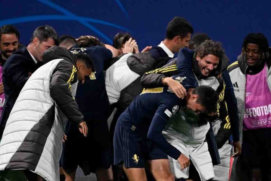 I giocatori della Juve esultano dopo un gol