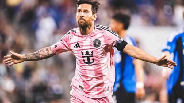 Leo Messi esulta dopo un gol