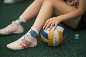Ragazza con pallone da pallavolo