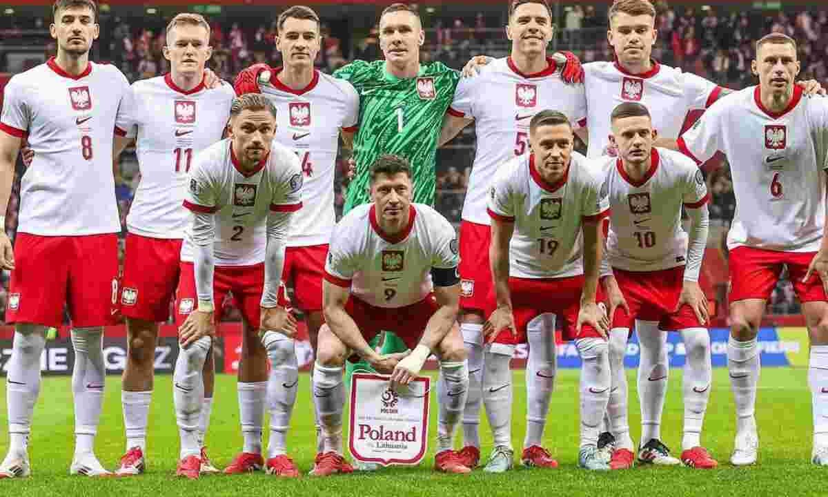 Nazionale polacca in posa prima di un match