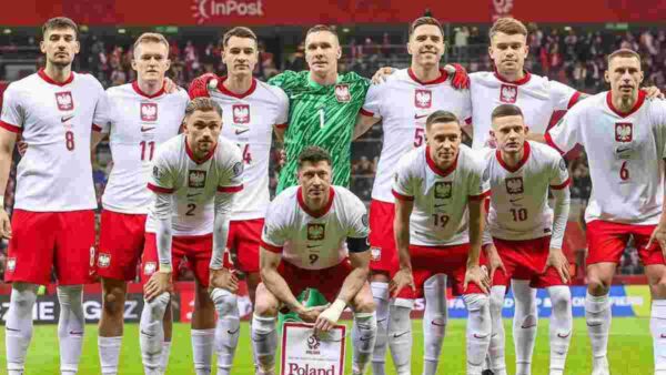 Nazionale polacca in posa prima di un match