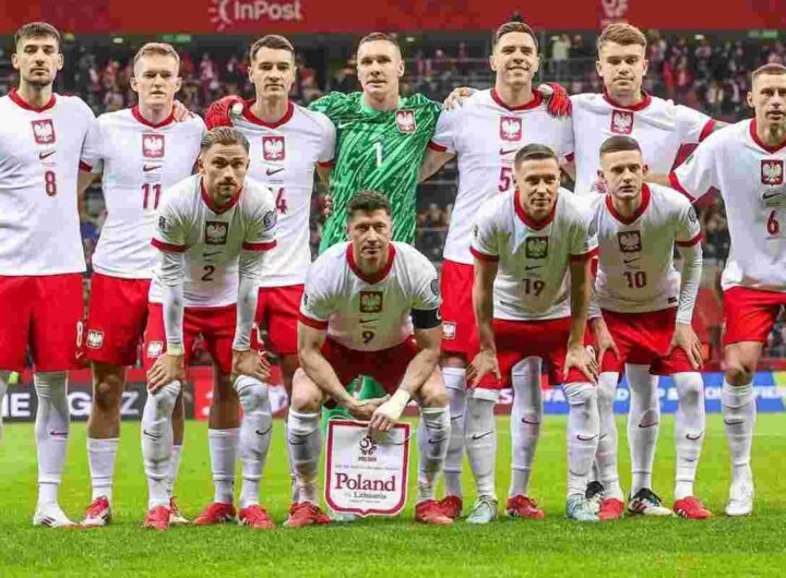 Nazionale polacca in posa prima di un match