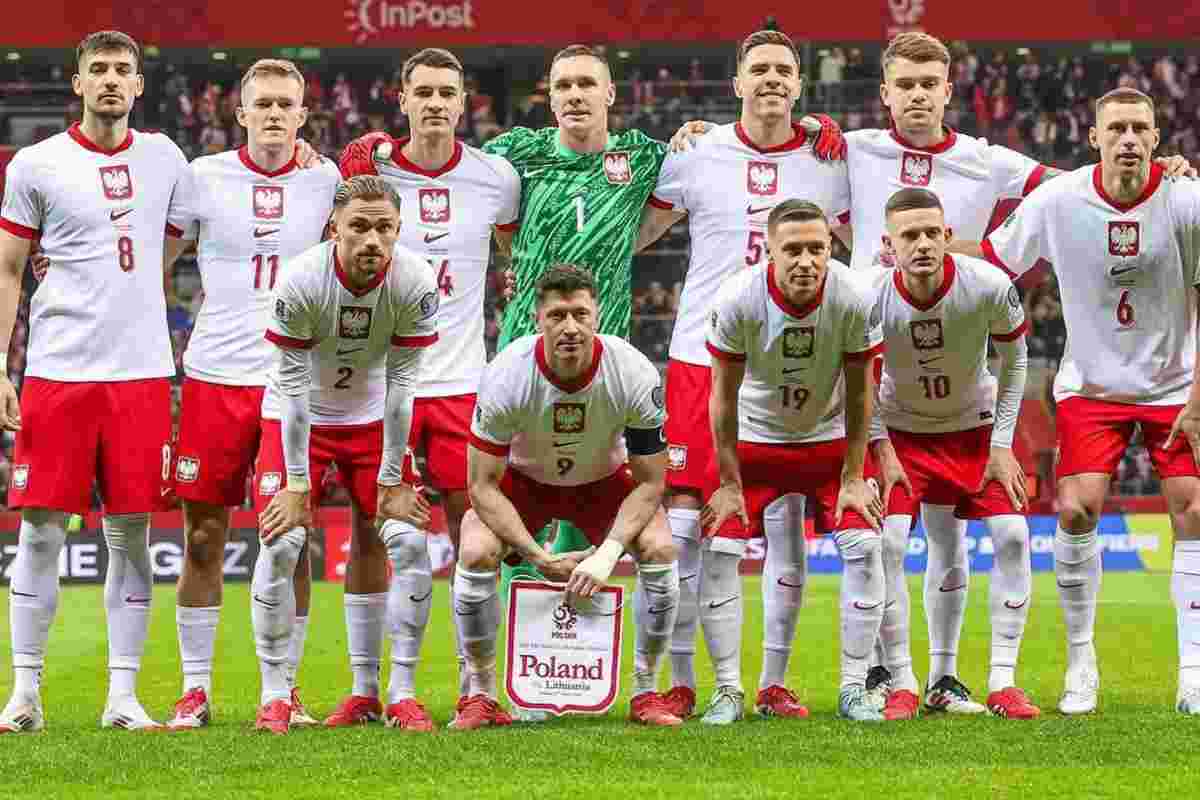 Nazionale polacca in posa prima di un match