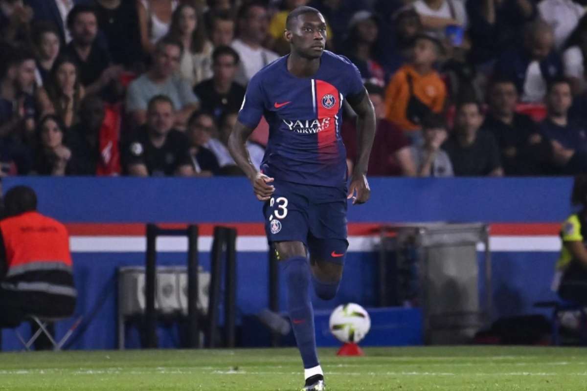 Kolo Muani  bloccato da Vlahovic