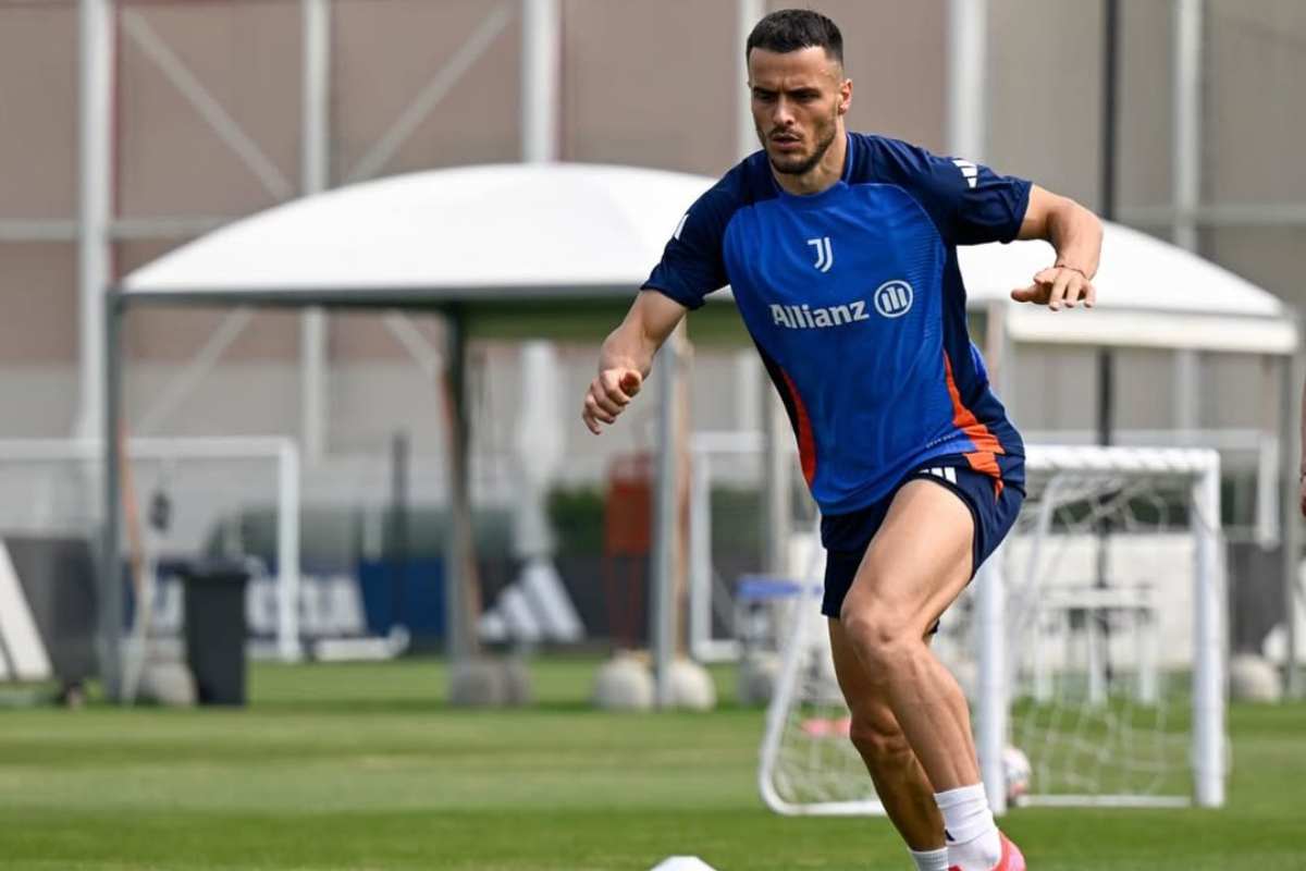 Juve Kostic saluta