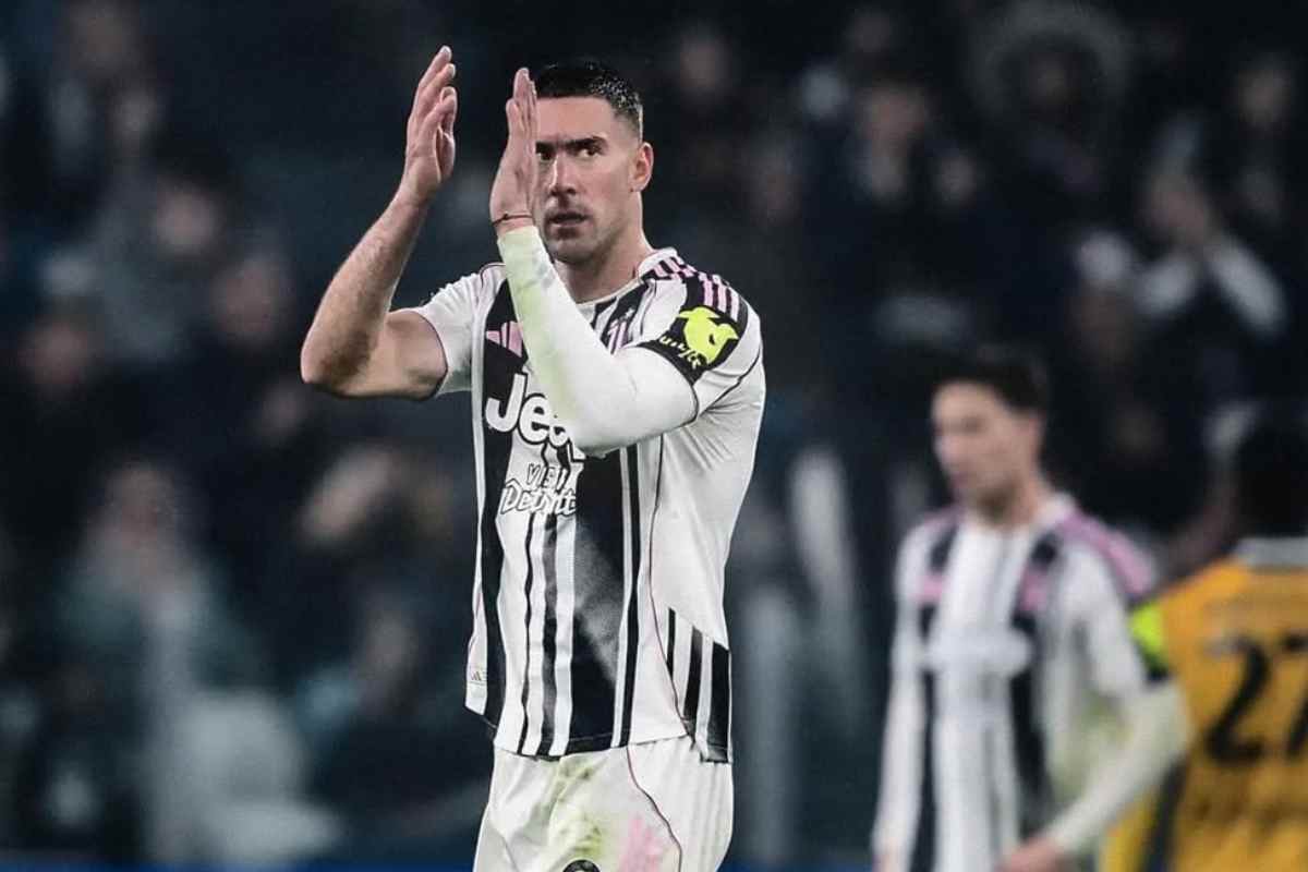 Dusan Vlahovic applaude in campo