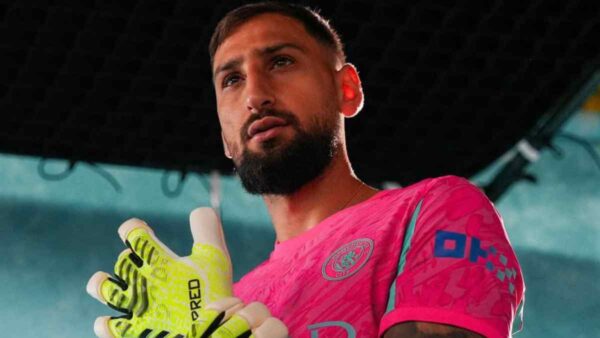Gigio Donnarumma indossa i guanti