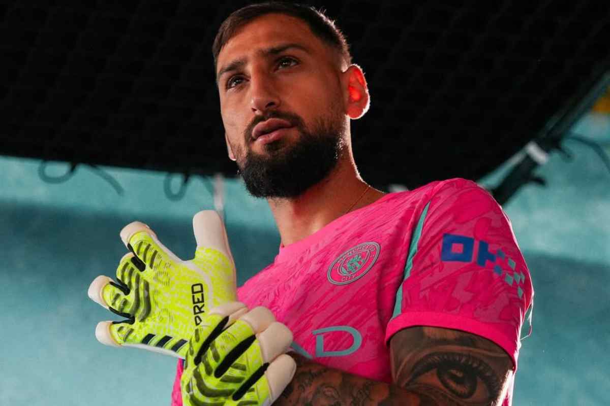 Gigio Donnarumma indossa i guanti