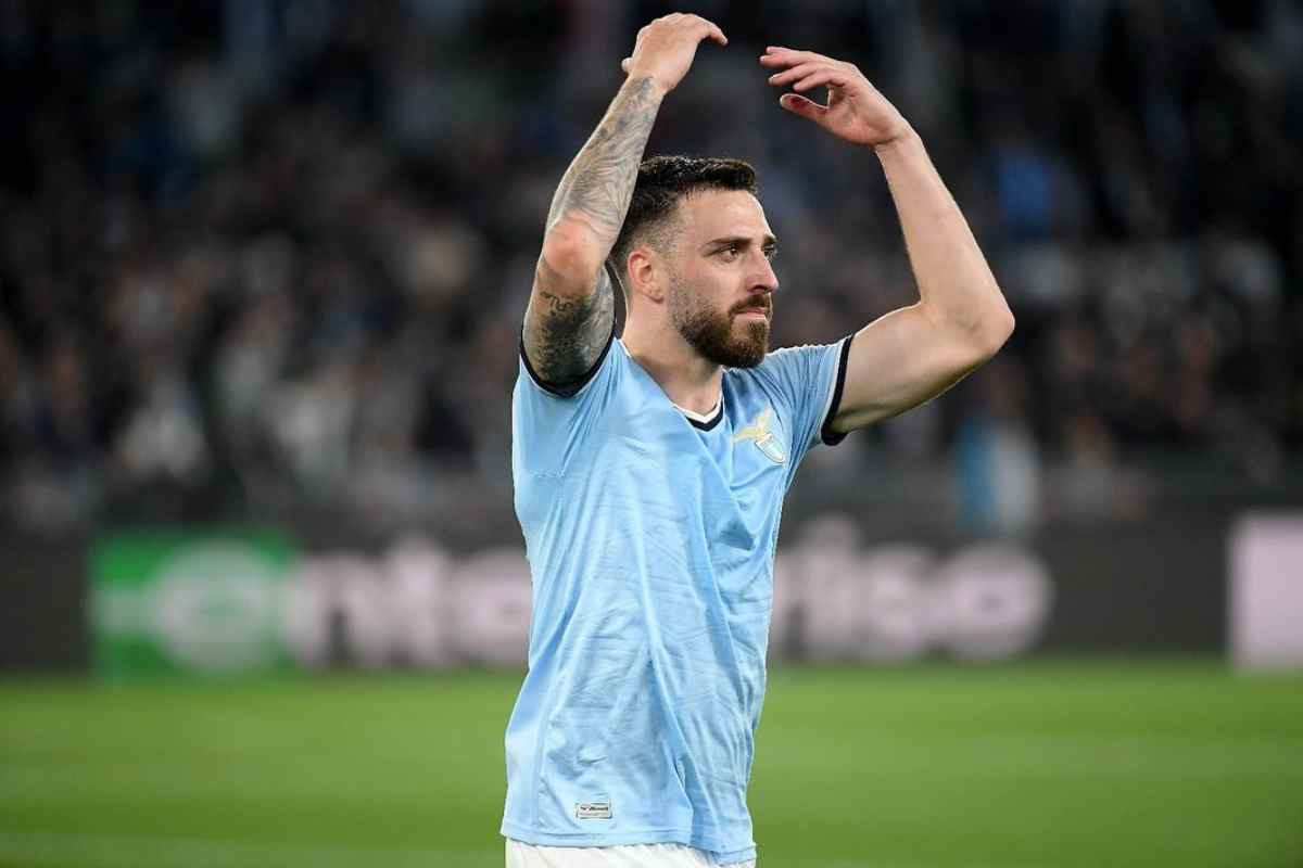 Mario Gila in campo con le braccia alzate