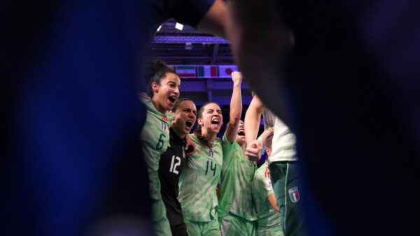 Le giocatrici della Nazionale italiana femminile di futsal riunite prima della partita