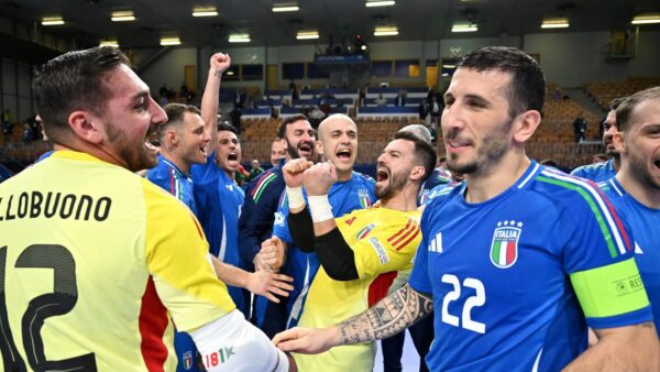 I giocatori dell’Italfutsal festeggiano sul parquet dopo una partita