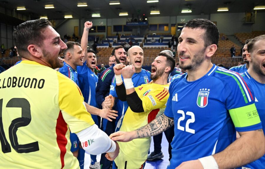 I giocatori dell’Italfutsal festeggiano sul parquet dopo una partita