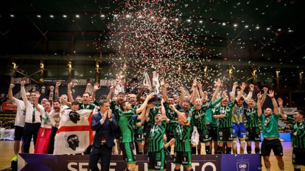 I giocatori della L84 Torino festeggiano la conquista dello scudetto 2026