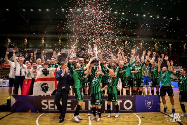 I giocatori della L84 Torino festeggiano la conquista dello scudetto 2026