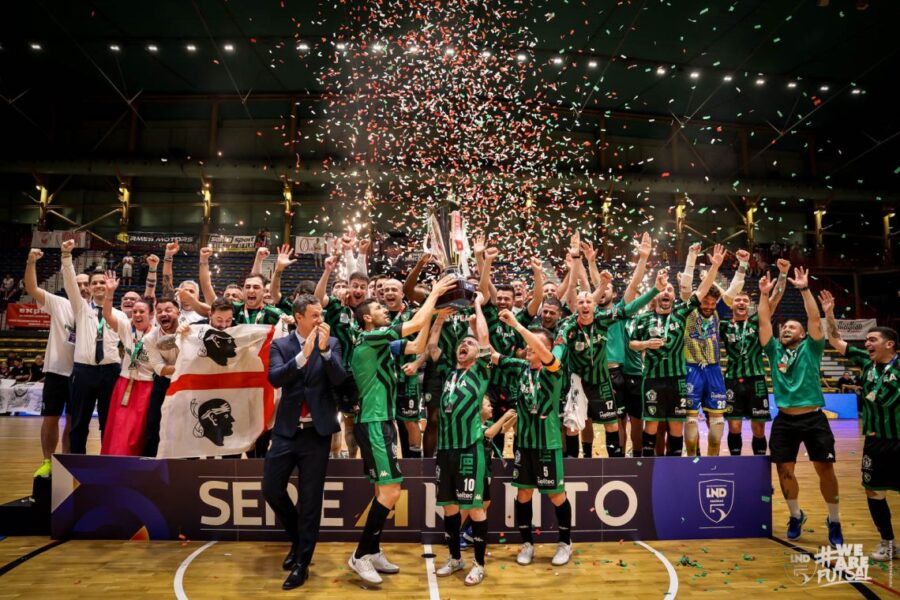 I giocatori della L84 Torino festeggiano la conquista dello scudetto 2026