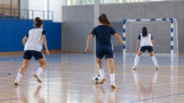 Scena illustrativa di tre giocatrici durante un allenamento di futsal