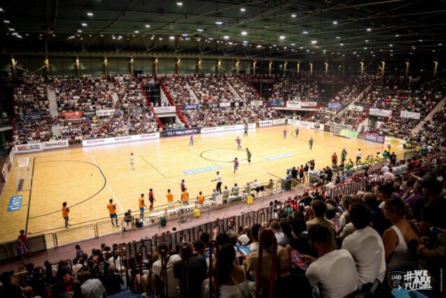 Azione di gioco durante una partita di Serie A di futsal